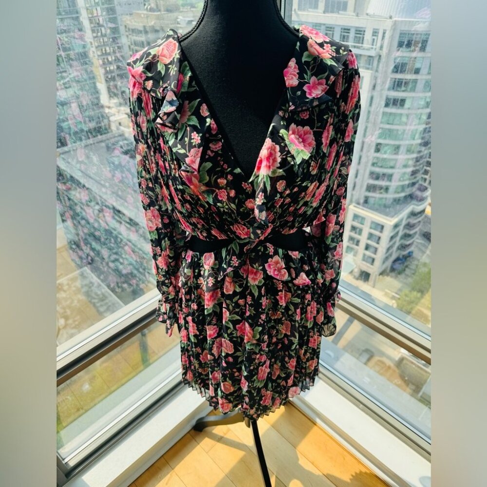 🆕 AMUR 🧿 X REVOLVE NWOT Sleeveless V Neck Pleat Floral Romper Size 8 - Picture 12 of 16